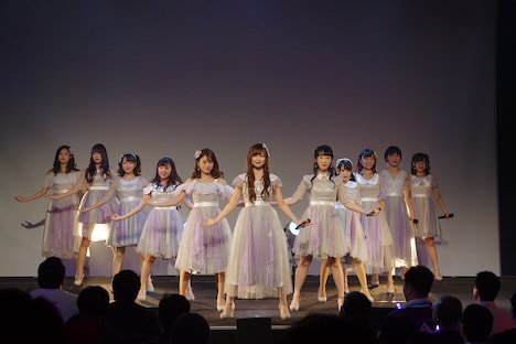 「for you」を披露するLinQ。