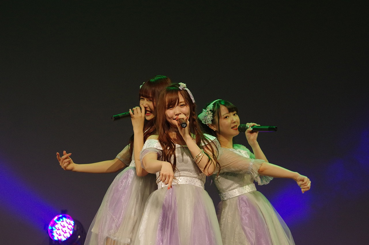 「telephone」を歌唱するLinQメンバー。