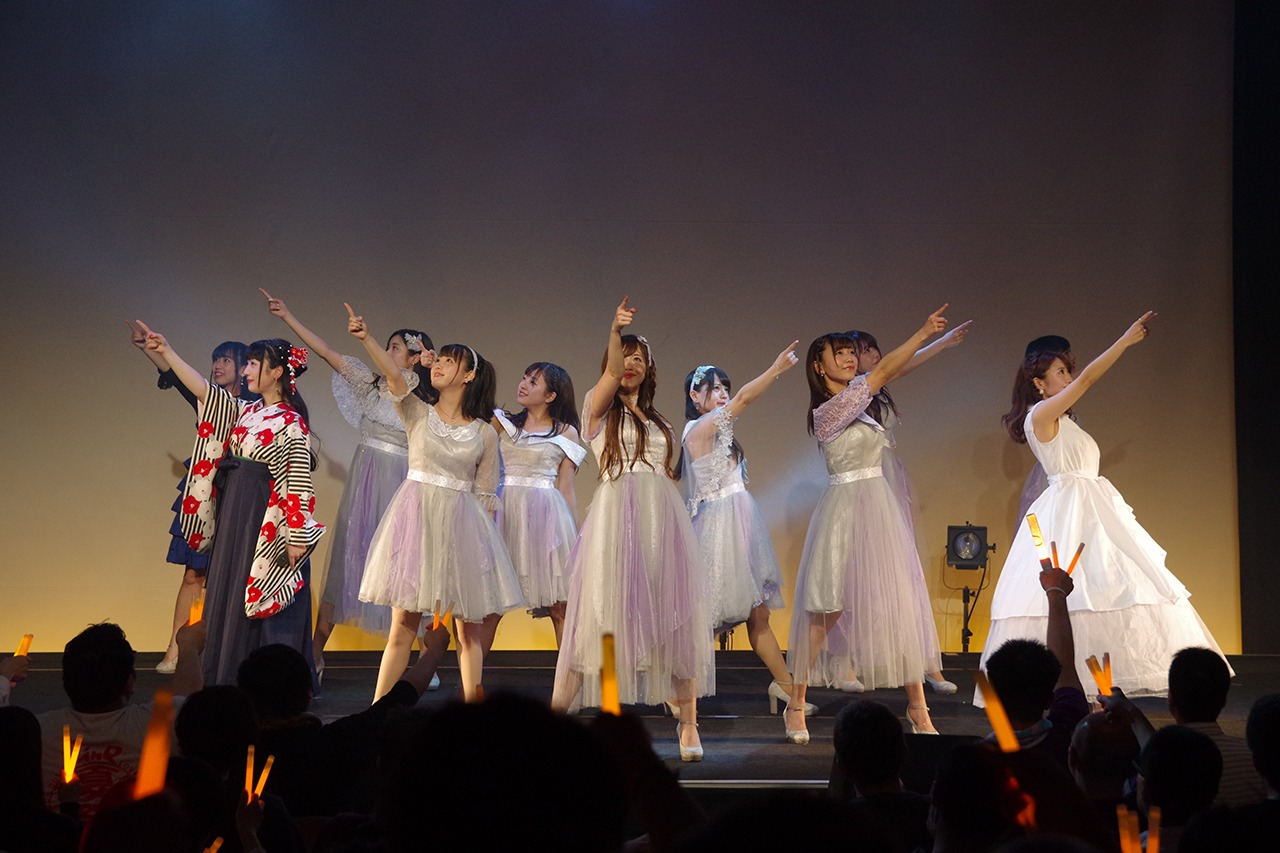 「V to ROAD」を披露するLinQ。