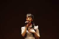 「そら」を歌うMYU。