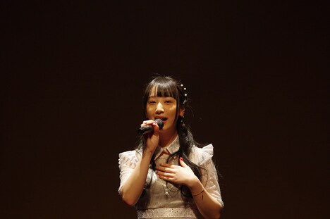 「そら」を歌うMYU。