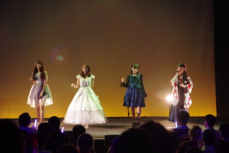 Little Glee Monster「私らしく生きてみたい」を歌うLinQ卒業メンバー。