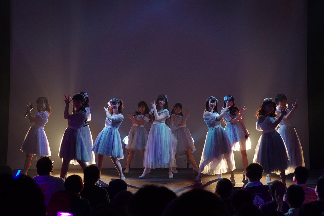 「ウェッサイ!!ガッサイ!!」を披露するLinQ。