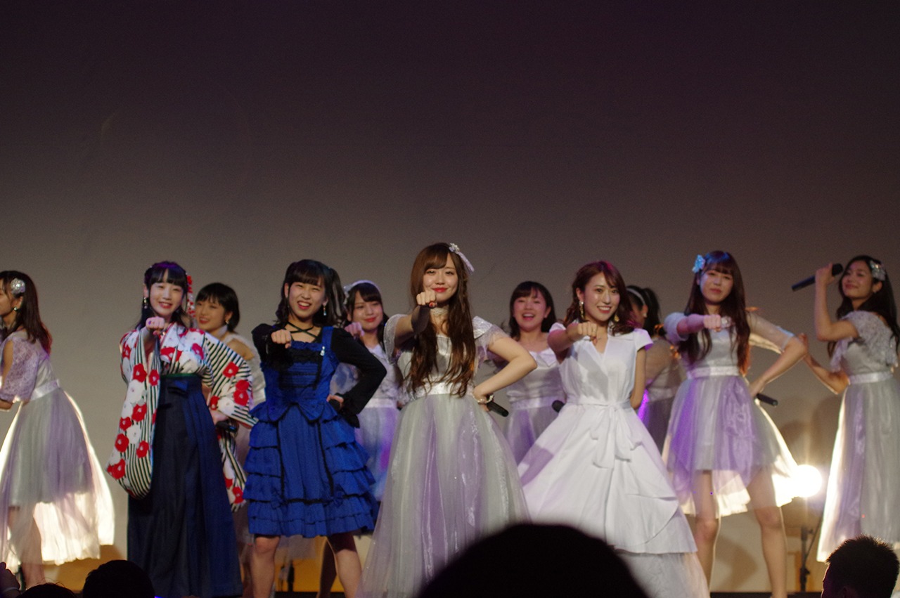 「負けないぞ」を披露するLinQ。