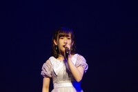 「あの街の空」を歌う桜愛美。