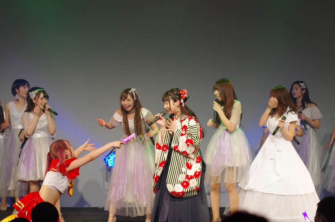 サプライズで登場した伊藤麻希（左下）に驚くLinQメンバー。