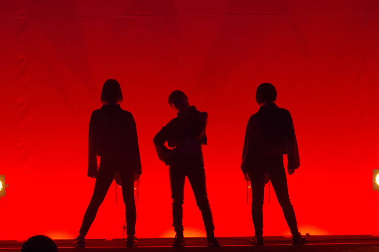 バックダンサーと登場した山木彩乃（中央）。