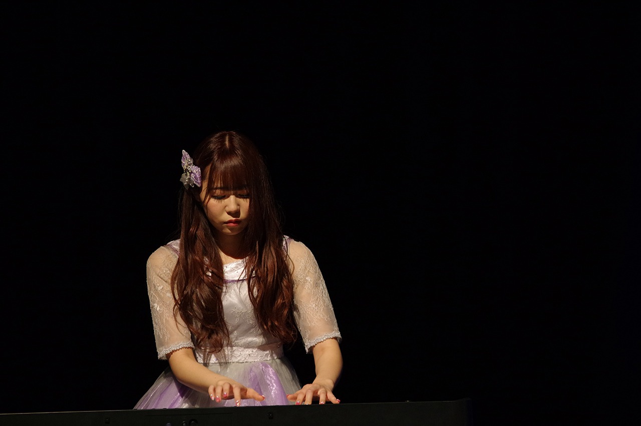 ピアノ演奏する福山果奈。