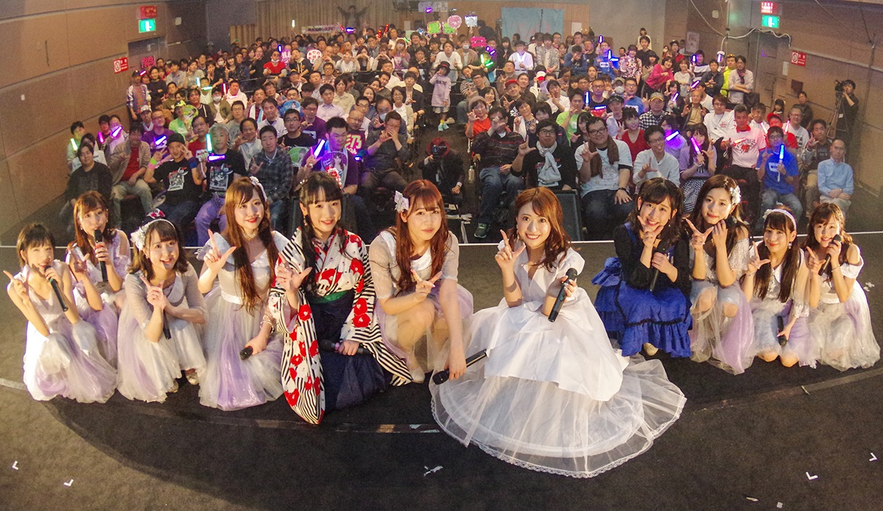 LinQ「さくらの季節～桜愛美 山木彩乃 福山果奈 MYU 卒業～」福岡・天神ベストホール公演で撮影された集合写真。