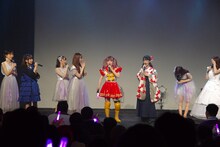 卒業メンバーへエールを贈る伊藤麻希（中央）。