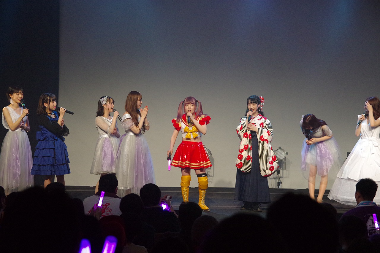 卒業メンバーへエールを贈る伊藤麻希（中央）。