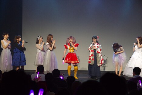 卒業メンバーへエールを贈る伊藤麻希（中央）。