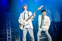 リョウガ（B）とユースケ（Vo）。（撮影：米山三郎 / 深野輝美）