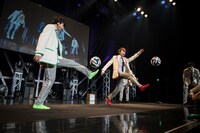 リフティング対決をするタクヤとユーキ。（撮影：米山三郎 / 深野輝美）