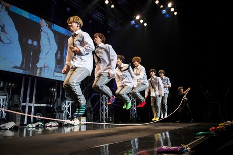 大縄跳びにチャレンジする超特急。（撮影：米山三郎 / 深野輝美）