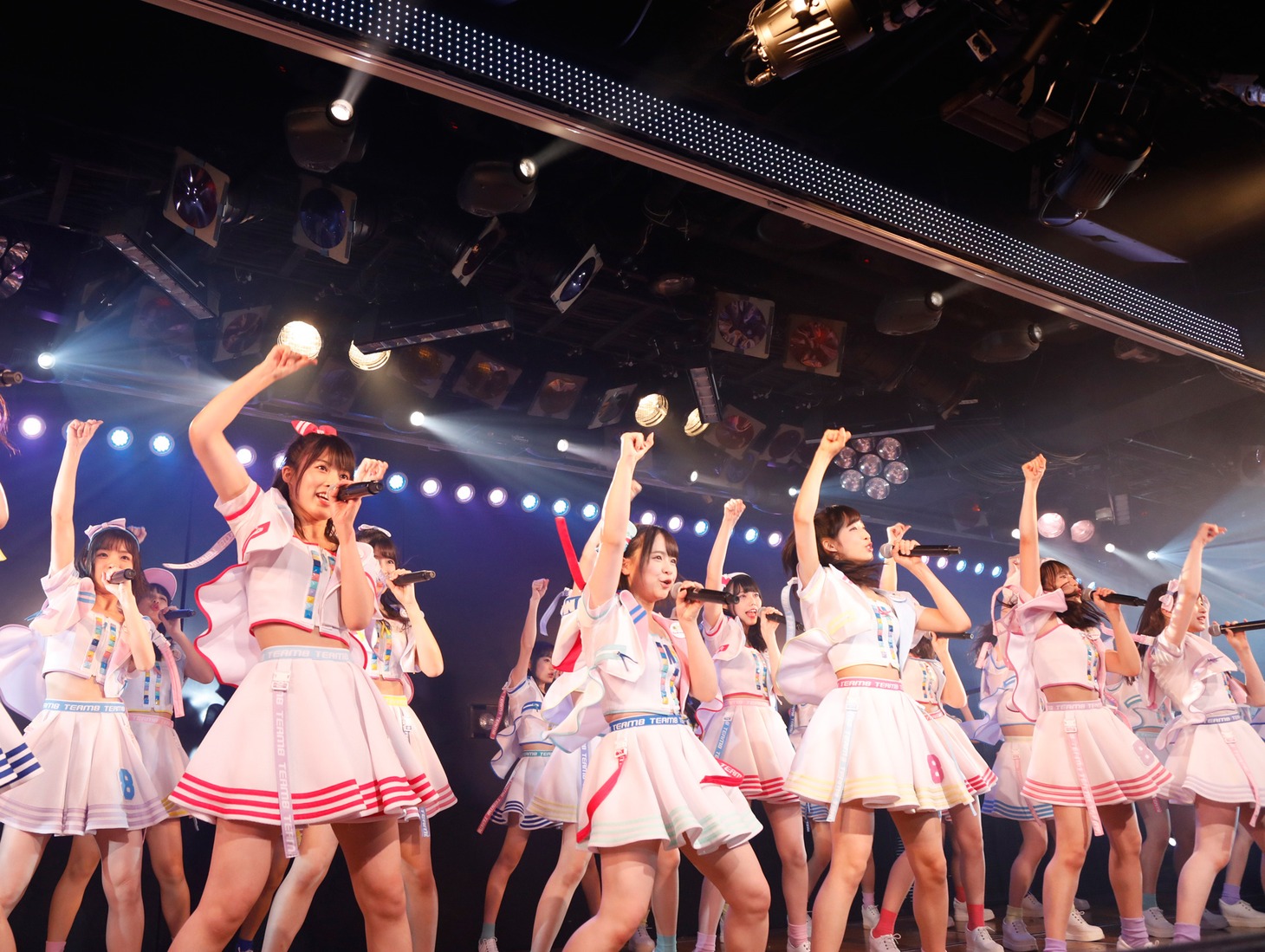 AKB48チーム8 結成4周年記念公演の様子。(c) AKS