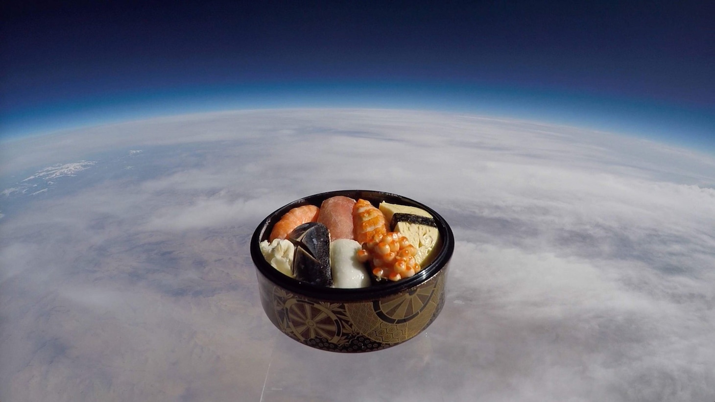 カセットテープと共に成層圏まで飛んだ寿司。