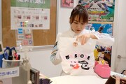 商品の袋詰め中の大場美奈。  （写真提供：エイベックス）