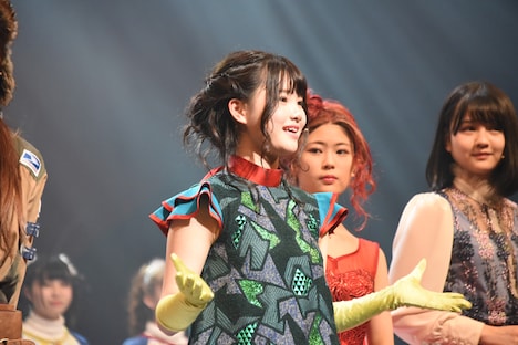 伊藤理々杏演じる王女さま（中央）。