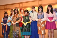 「星の王女さま」囲み取材の様子。