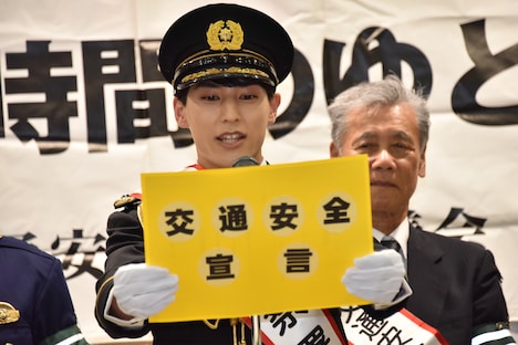 交通安全宣言を行うユースケ署長。
