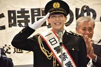 敬礼をして笑顔を浮かべるユースケ署長。