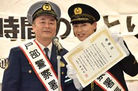 戸部警察署長（左）から感謝状を受け取ったユースケ署長（右）。