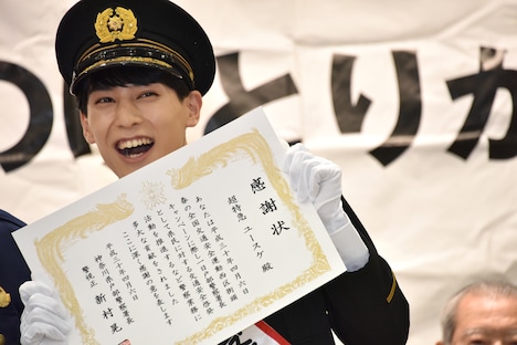 感謝状を受け取り笑顔のユースケ署長。