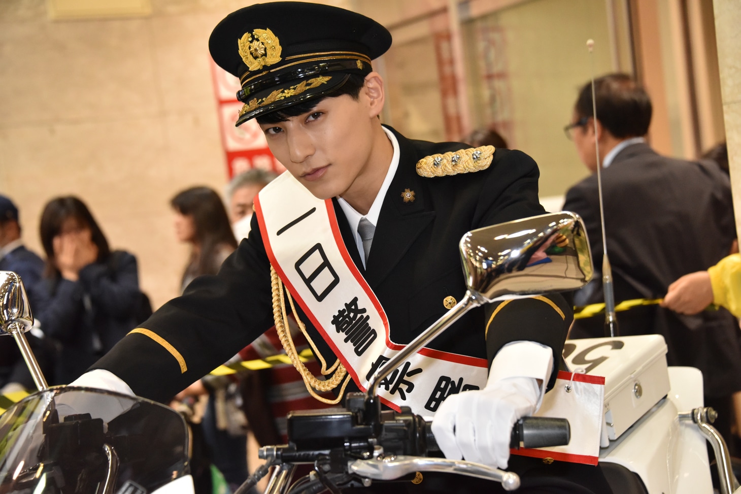 白バイにまたがるユースケ署長。