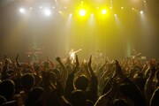 「amazarashi × Aimer Asia Tour 2018」上海公演でのAimerのライブの様子。（Photo by Taku Fujii）