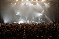 「amazarashi × Aimer Asia Tour 2018」シンガポール公演でのAimerのライブの様子。（Photo by Taku Fujii）