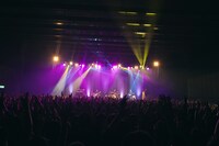 「amazarashi × Aimer Asia Tour 2018」台湾公演でのAimerのライブの様子。（Photo by Taku Fujii）