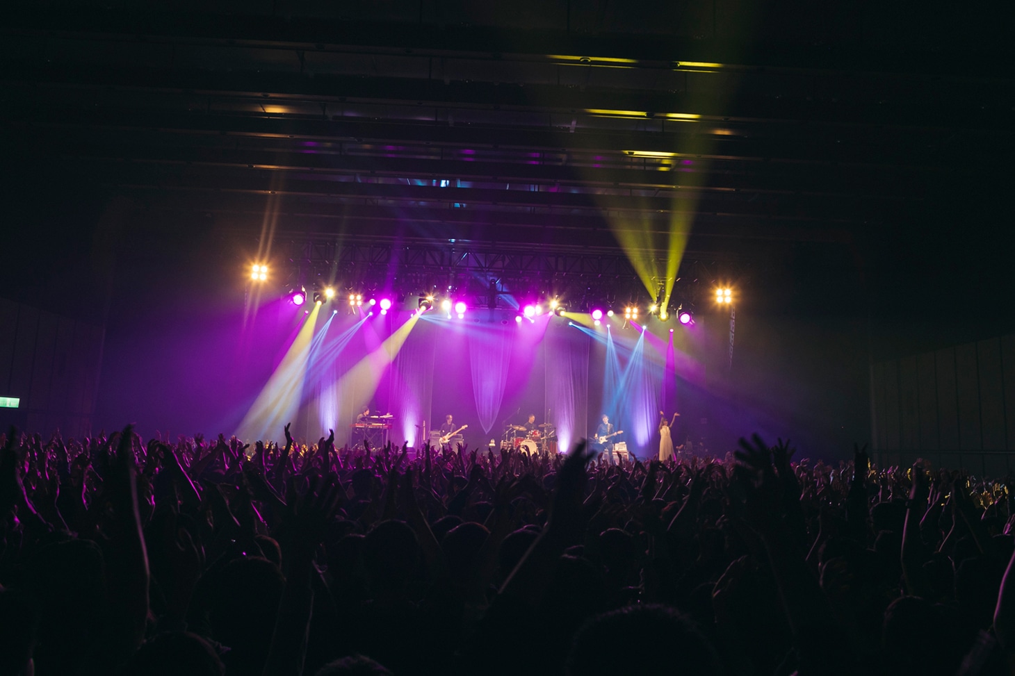 「amazarashi × Aimer Asia Tour 2018」台湾公演でのAimerのライブの様子。（Photo by Taku Fujii）