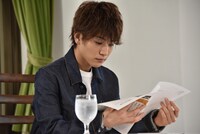 資料を真剣に読む岩田剛典。