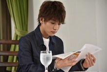 資料を真剣に読む岩田剛典。