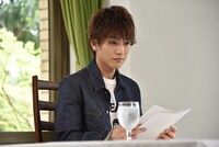 資料を手にした岩田剛典。