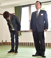 お辞儀する岩田剛典（左）。