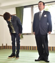 お辞儀する岩田剛典（左）。