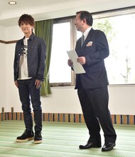 お辞儀を学ぶ岩田剛典（左）。