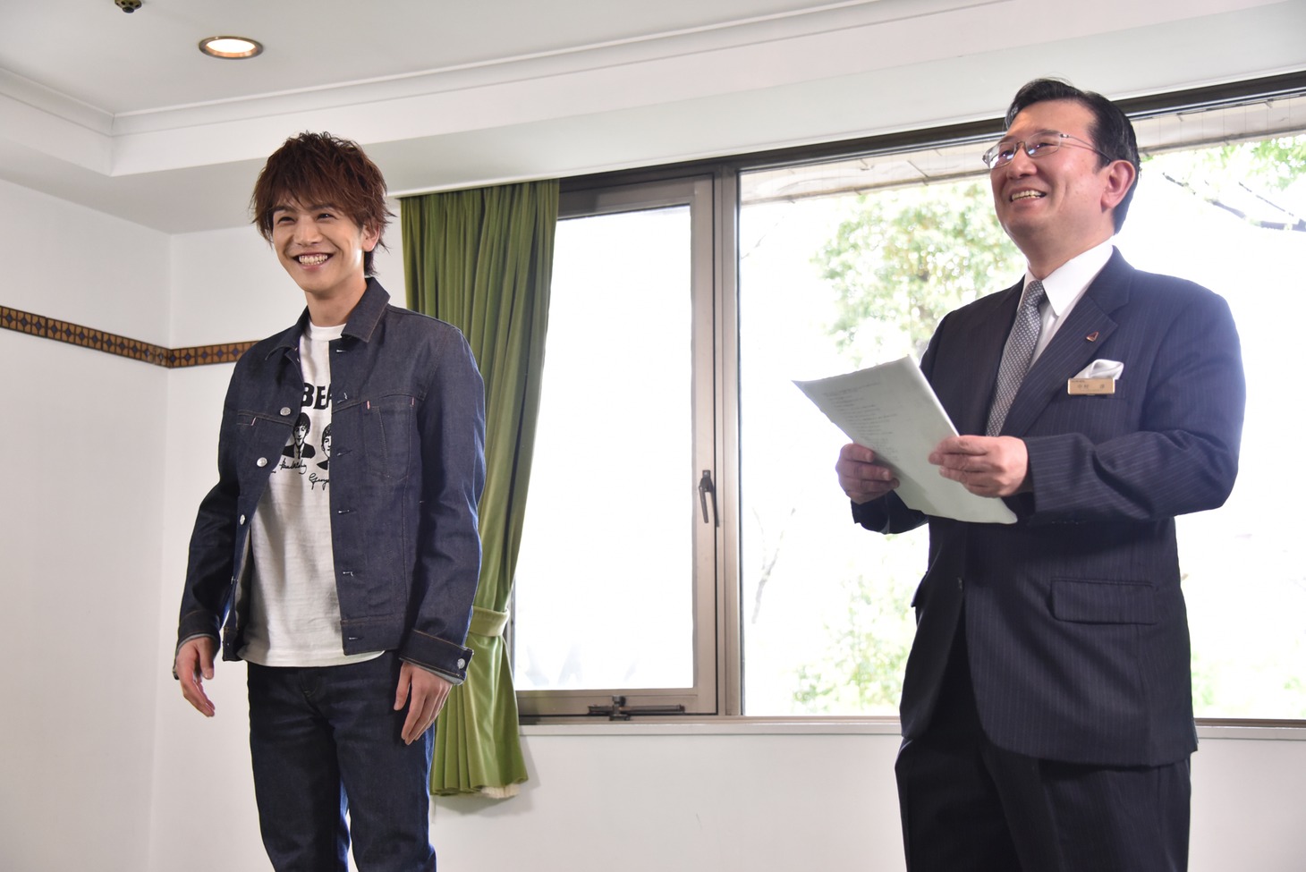 左から岩田剛典、山の上ホテル総支配人の中村淳氏。