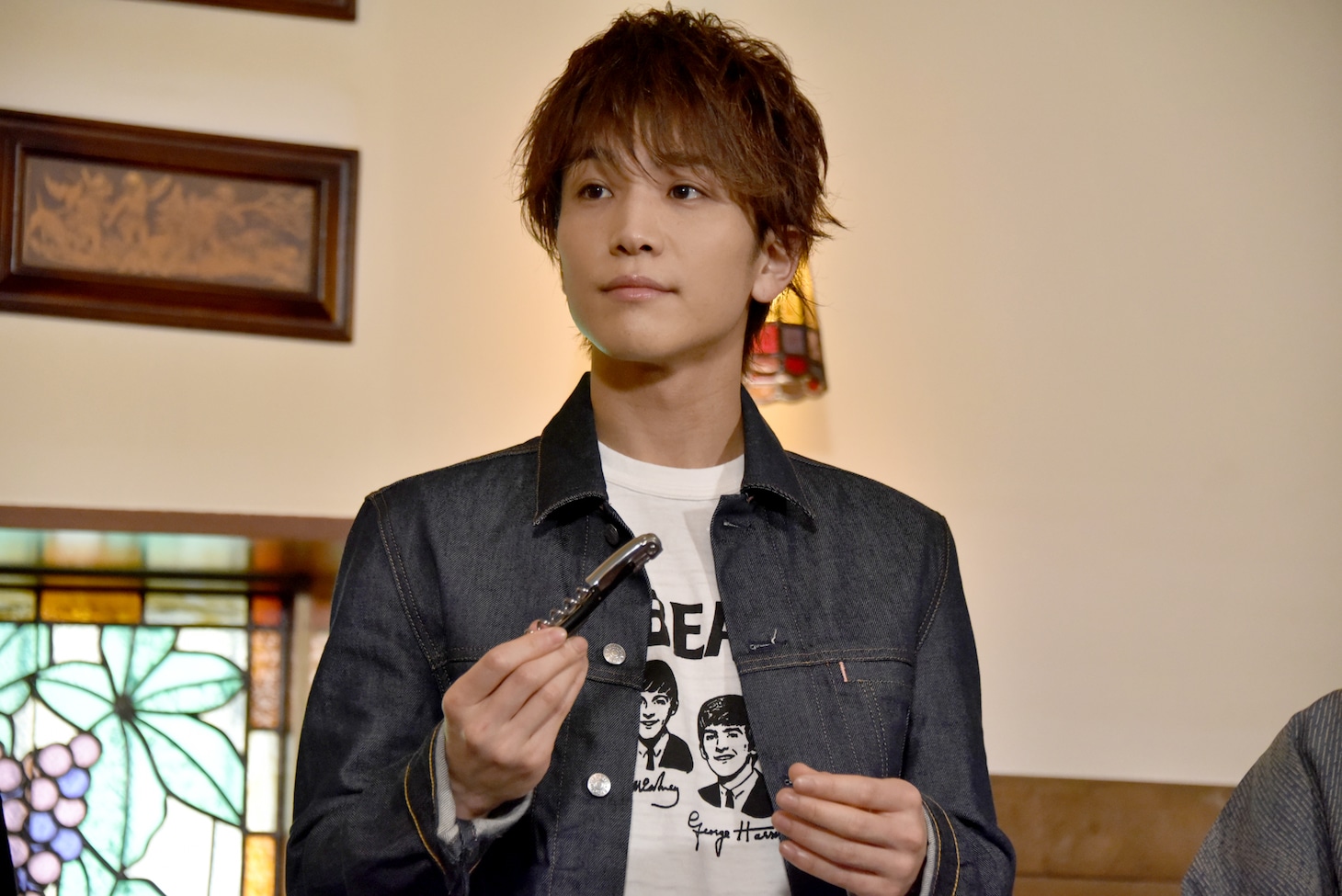 ソムリエナイフを持つ岩田剛典。