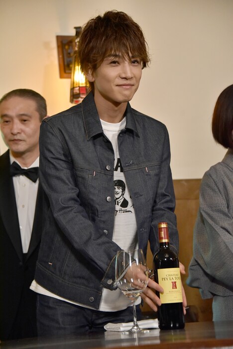 ワインのラベルを見せる岩田剛典。