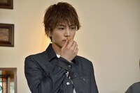 コルクの匂いを確かめる岩田剛典。