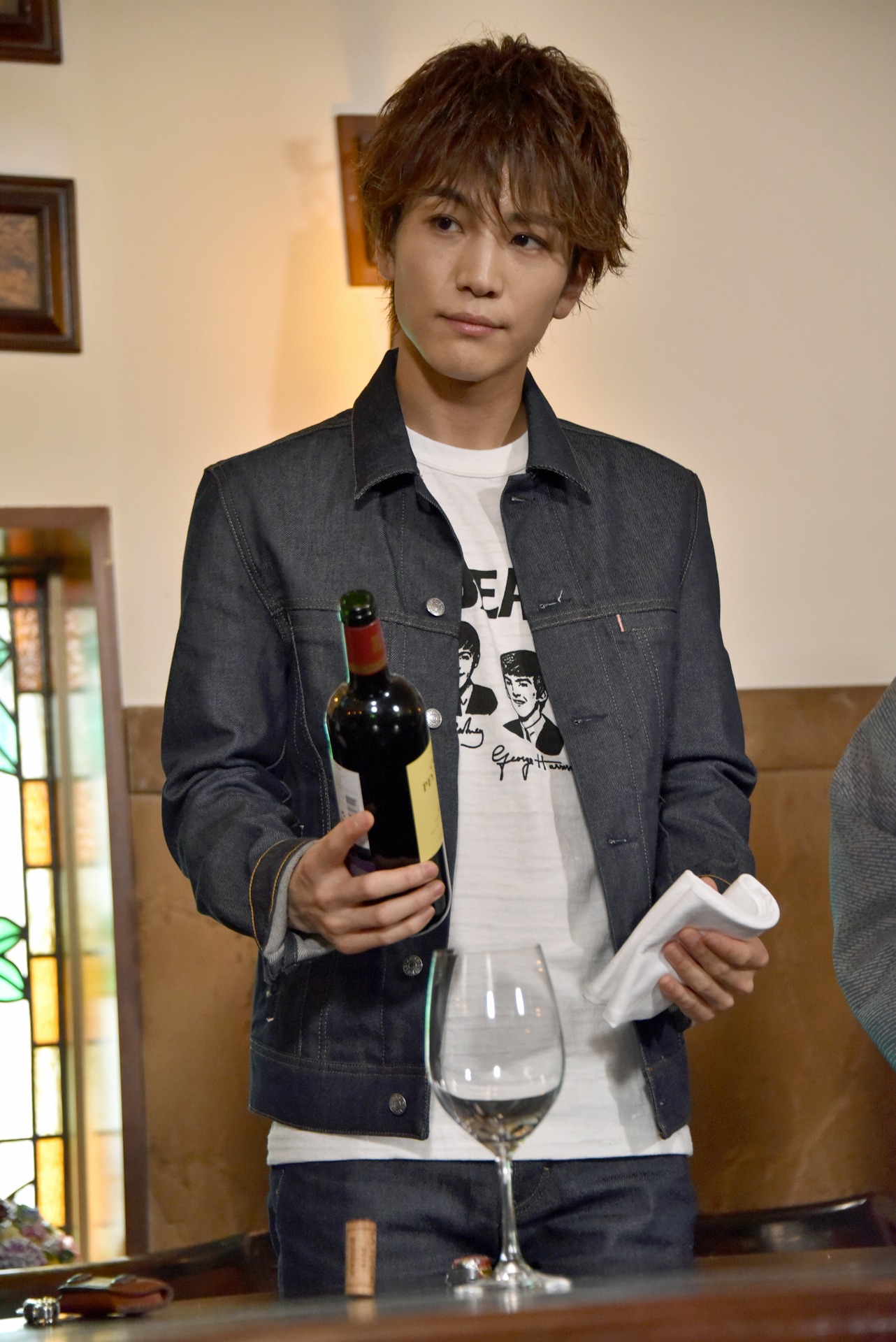 ワインとトーションを手にした岩田剛典。