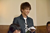 トーションでボトルの口を拭う岩田剛典。