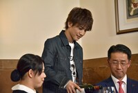 ワインをサーブする岩田剛典。