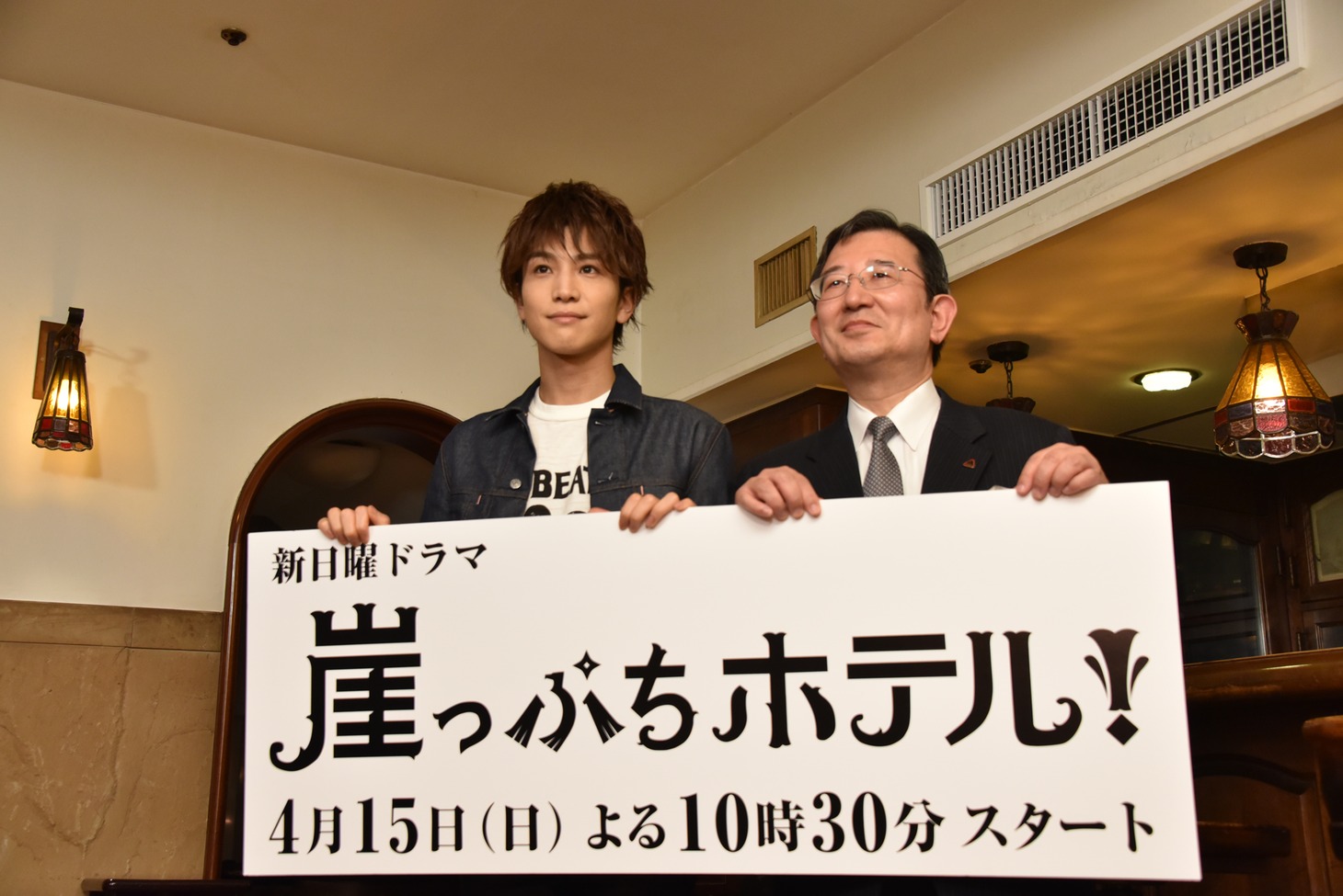 左から岩田剛典、山の上ホテル総支配人の中村淳氏。