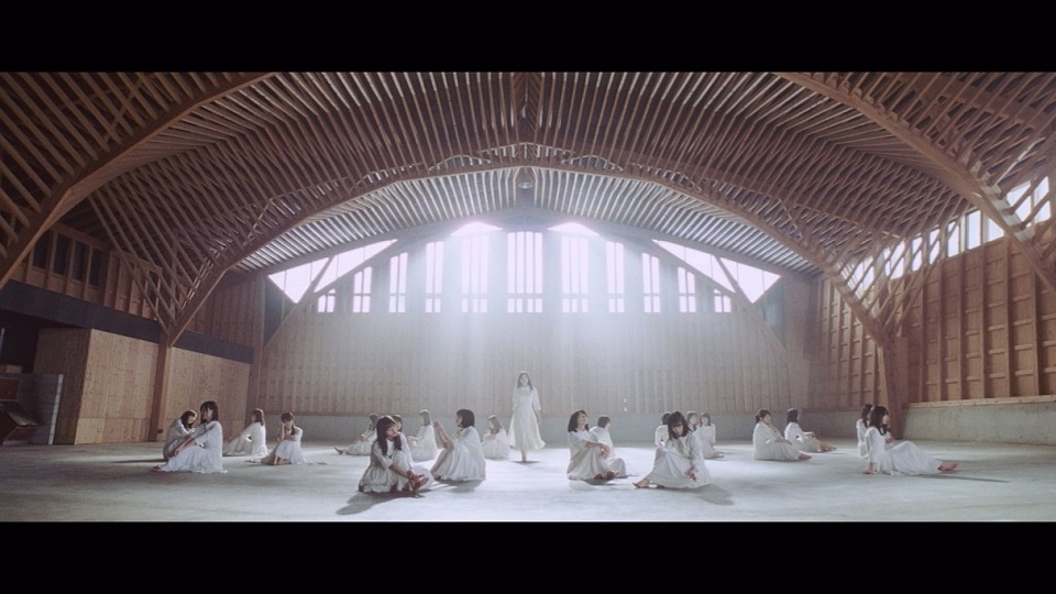 乃木坂46「シンクロニシティ」ミュージックビデオのワンシーン。