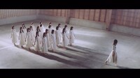 乃木坂46「シンクロニシティ」ミュージックビデオのワンシーン。
