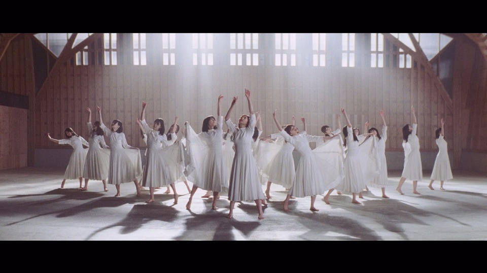 乃木坂46「シンクロニシティ」ミュージックビデオのワンシーン。